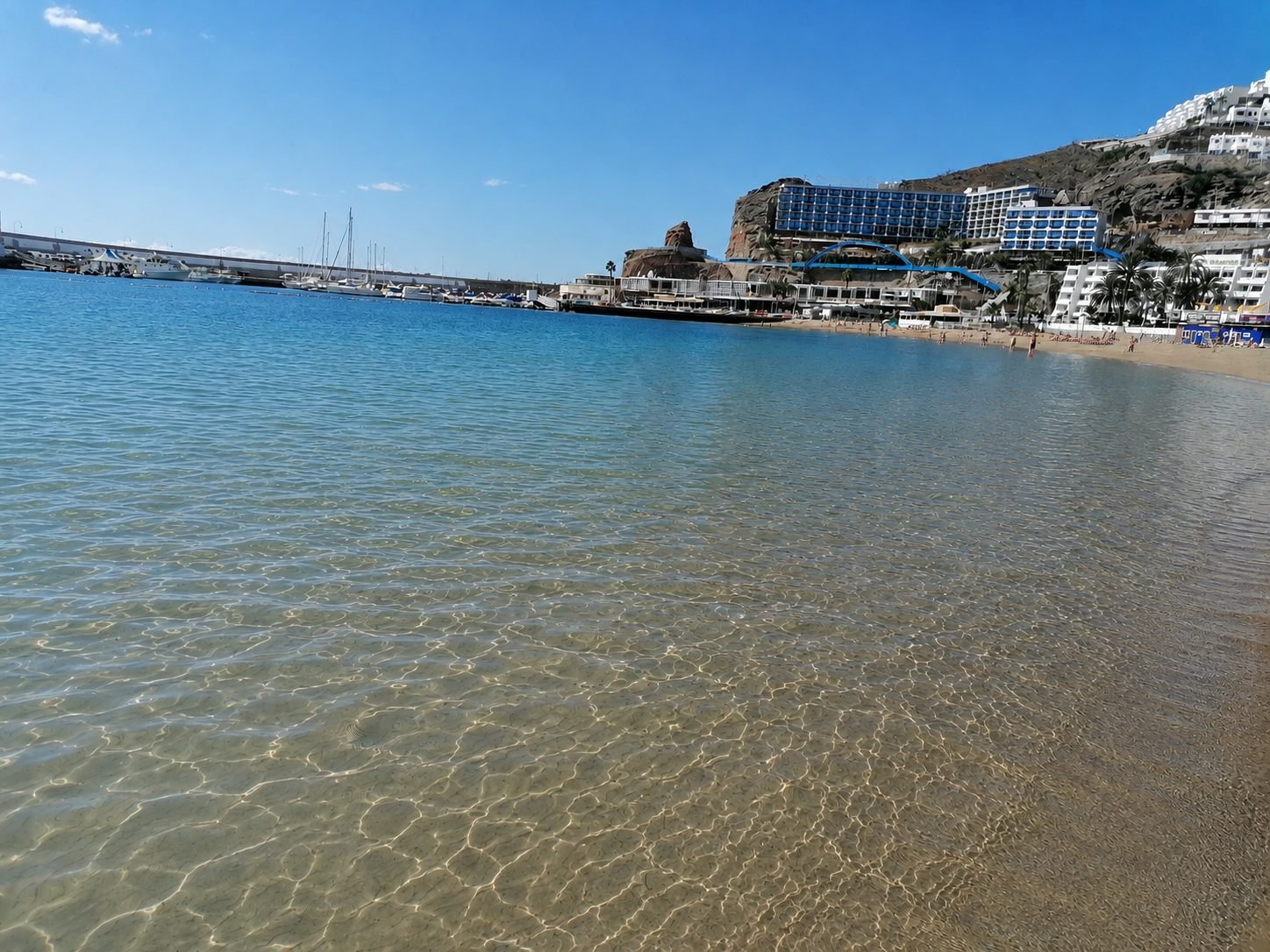 Puerto Rico-bukten med marina og hotellet på klippen